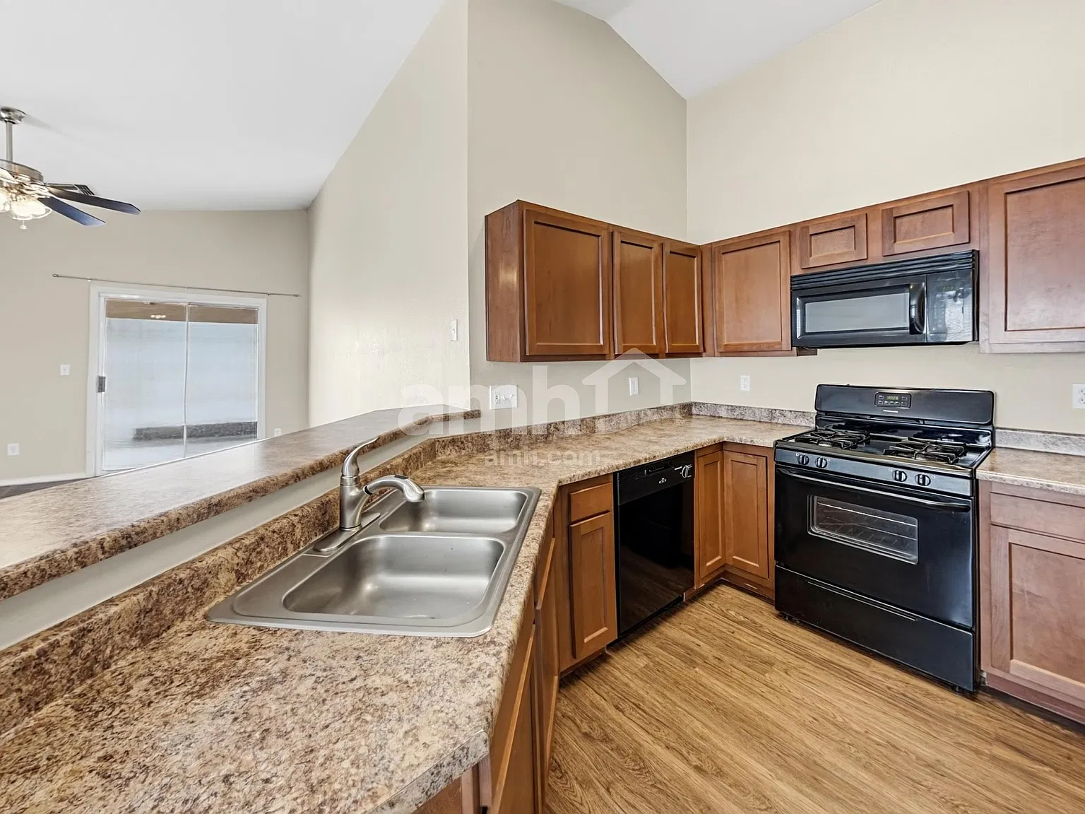 3 bed, 2.0 bath, 1495 sqft, $1,815 — Photo 3