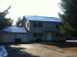 17 Woodridge Cir, Halfmoon, NY 12065