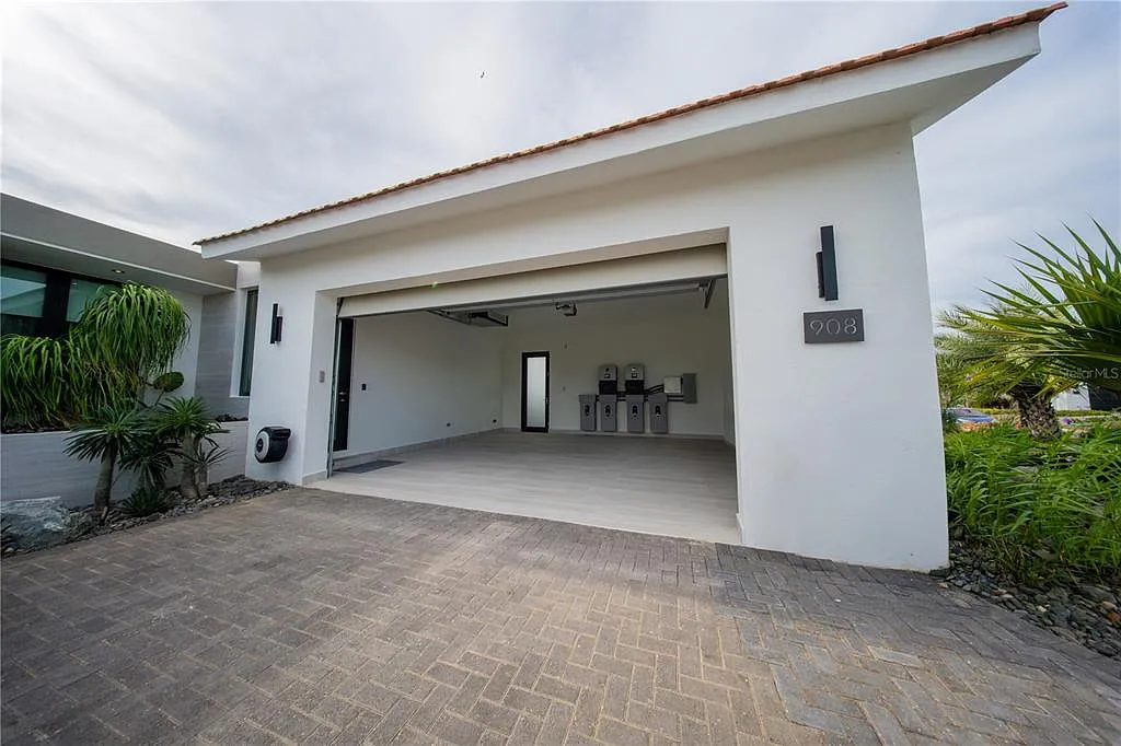 4 bed, 5.5 bath, 4900 sqft, $19,500 — Photo 4