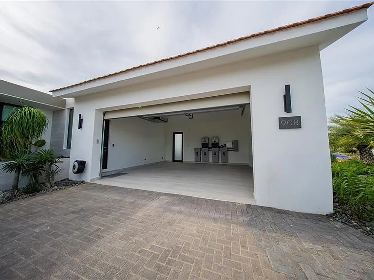 1 Corredor Miralago #908 — Photo 4