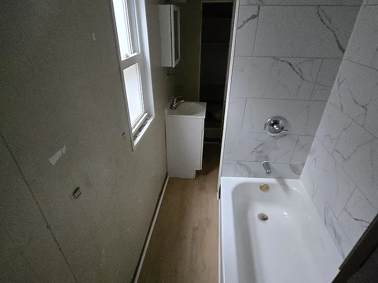 111 Redlyn St — Photo 4