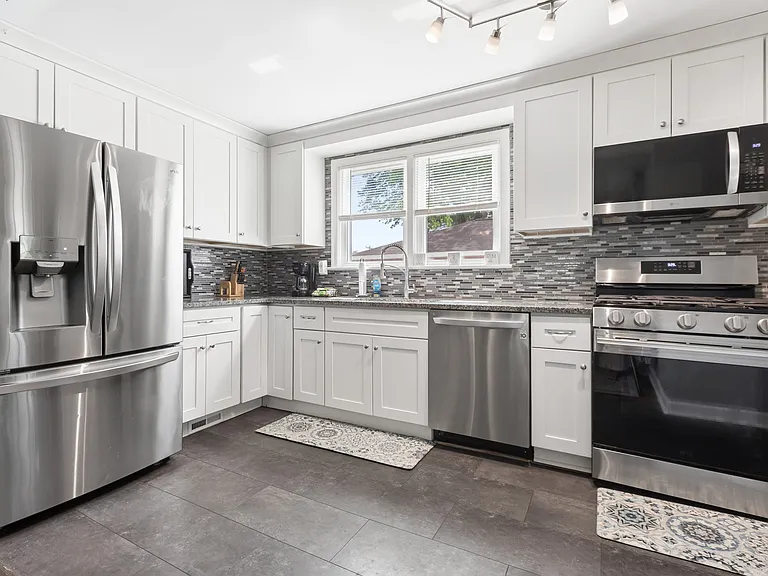 1016 Warwick Ave — Photo 2