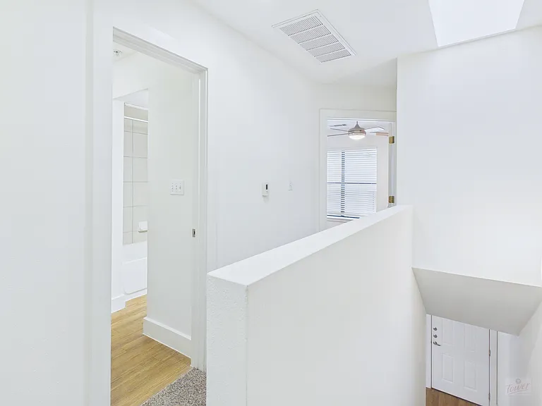 711 W 32nd St — Photo 34