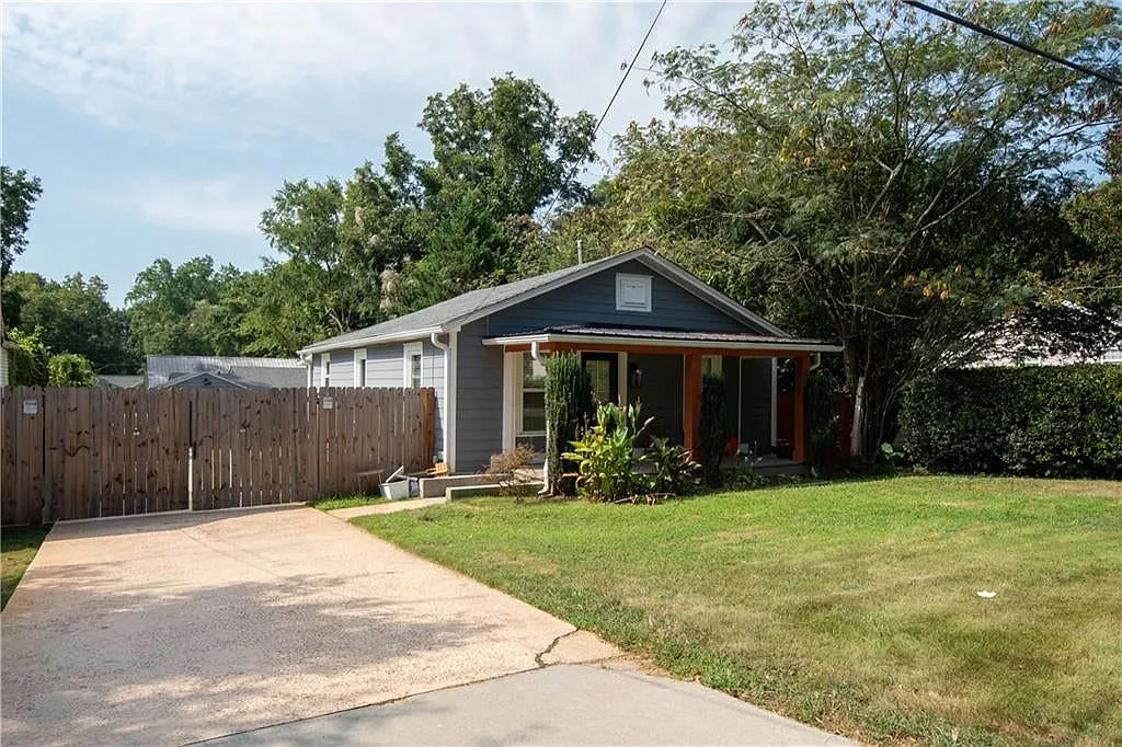 2 bed, 662 sqft, $2,400 — Photo 1