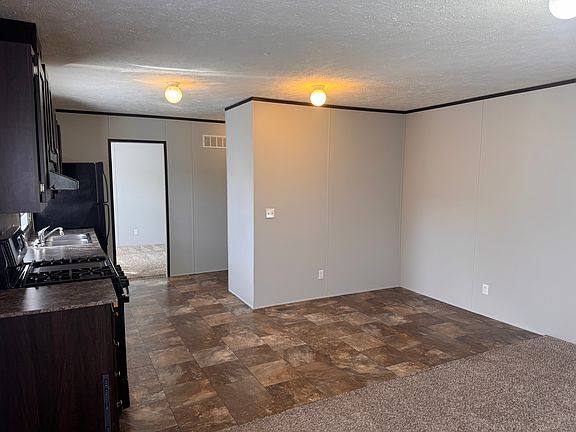 5th image of 91 Suzanne Blvd #91