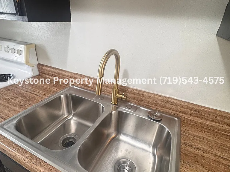 Updated 2 Bedroom Belmont Townhome with Attached Garage & Fenced Yard $1300/$1300 — Photo 7