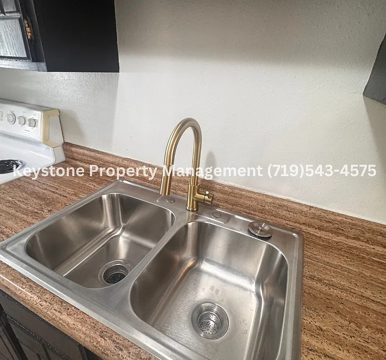 Updated 2 Bedroom Belmont Townhome with Attached Garage & Fenced Yard $1300/$1300