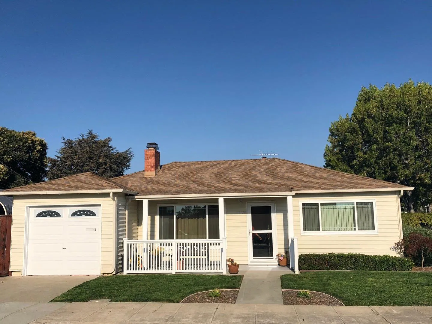 989 Daisy St photo 1