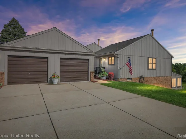 12055 Shenandoah Dr #4, South Lyon, MI 48178