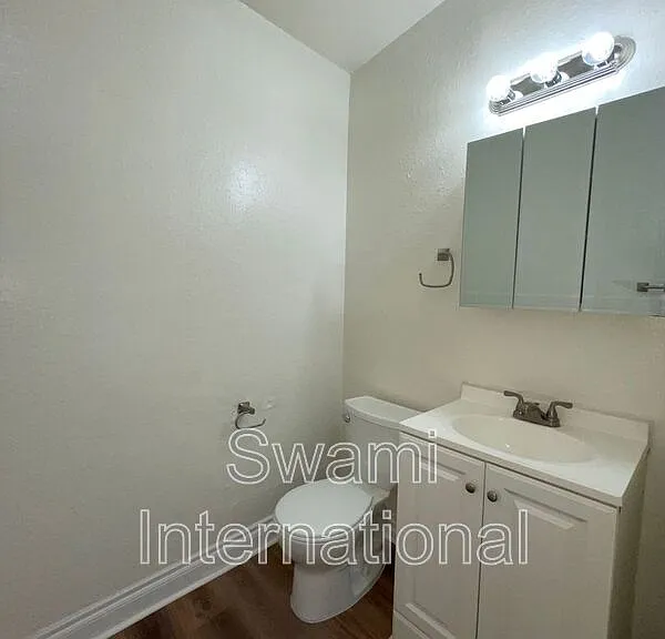 932 W 62nd St — Photo 17