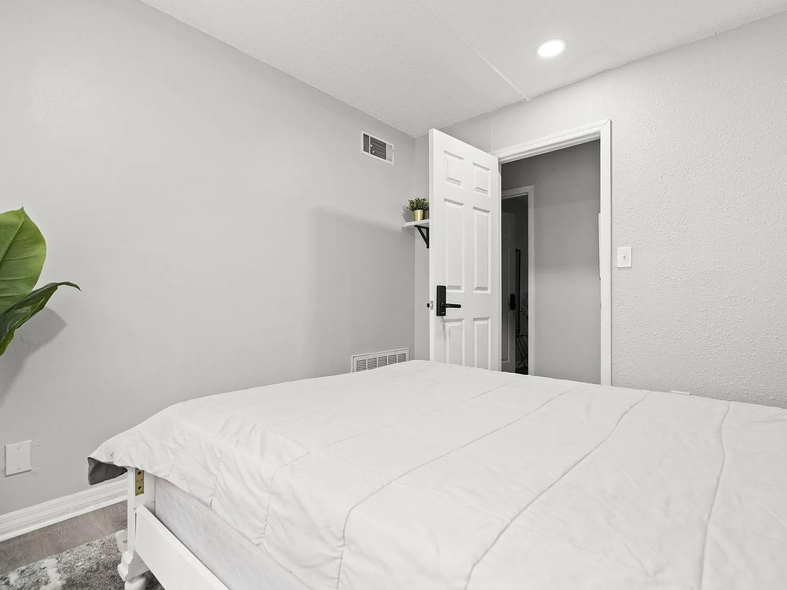 4 bed, 2.0 bath, 1200 sqft, $1,001 — Photo 1