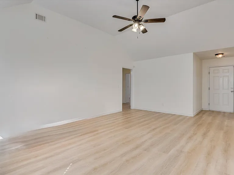 909 Watsonia Dr — Photo 3