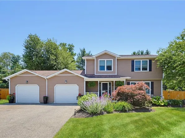 16 Heritage Ct, Cranston, RI 02921