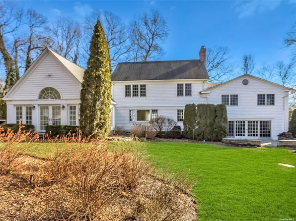 6 Ivy Ct, Glen Head, NY 11545