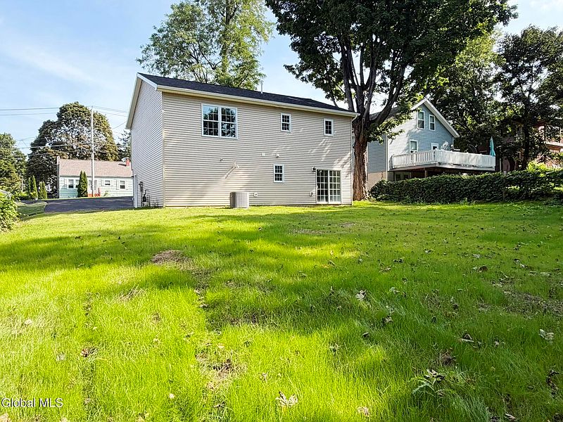 5th image of 228 Hampton Avenue