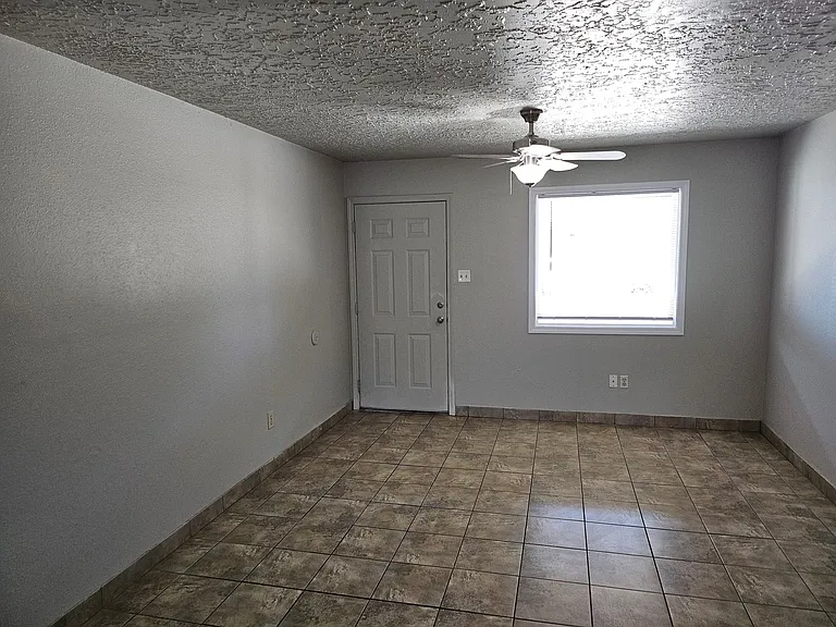 1549 Arizona Dr — Photo 3