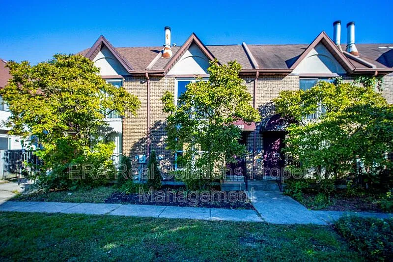 2 bed, 1.5 bath, $2,100 — Photo 2