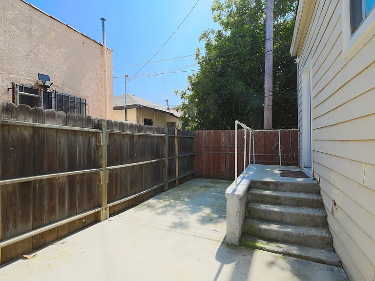 2626 S Budlong Ave #4 — Photo 26