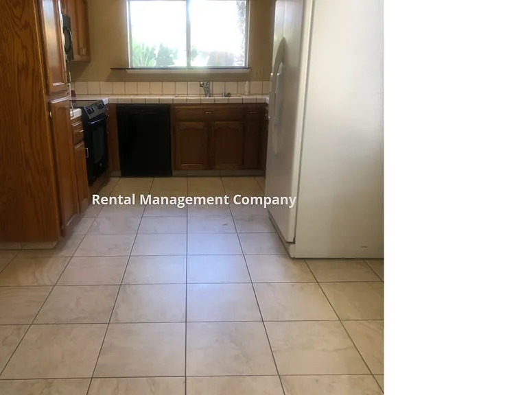 941 E Buckhill Rd — Photo 5