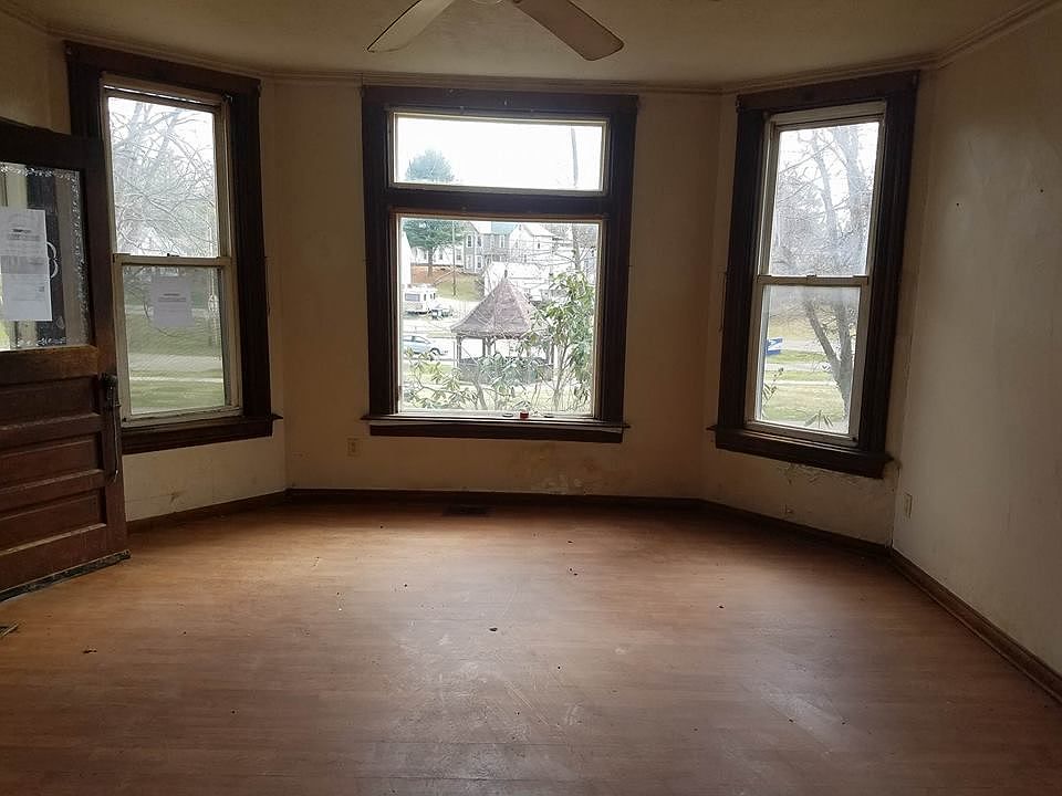 1st image of 3972 Railroad St