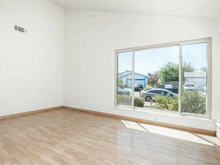 1208 Pheasant Dr — Photo 5