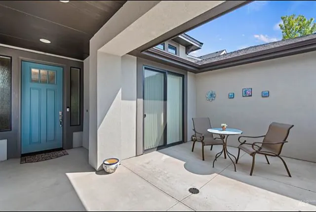 PRIVATE FRONT COURTYARD.