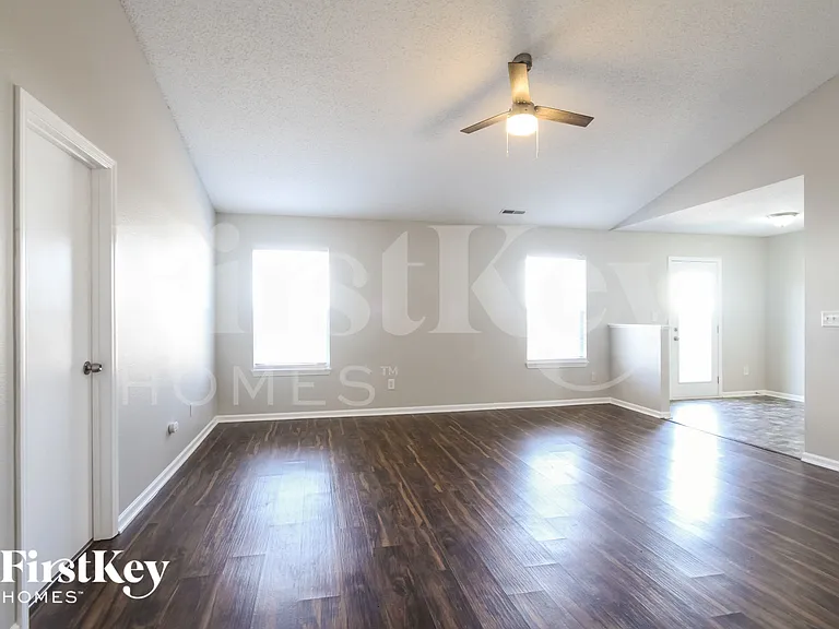 9762 Trail Dr — Photo 2