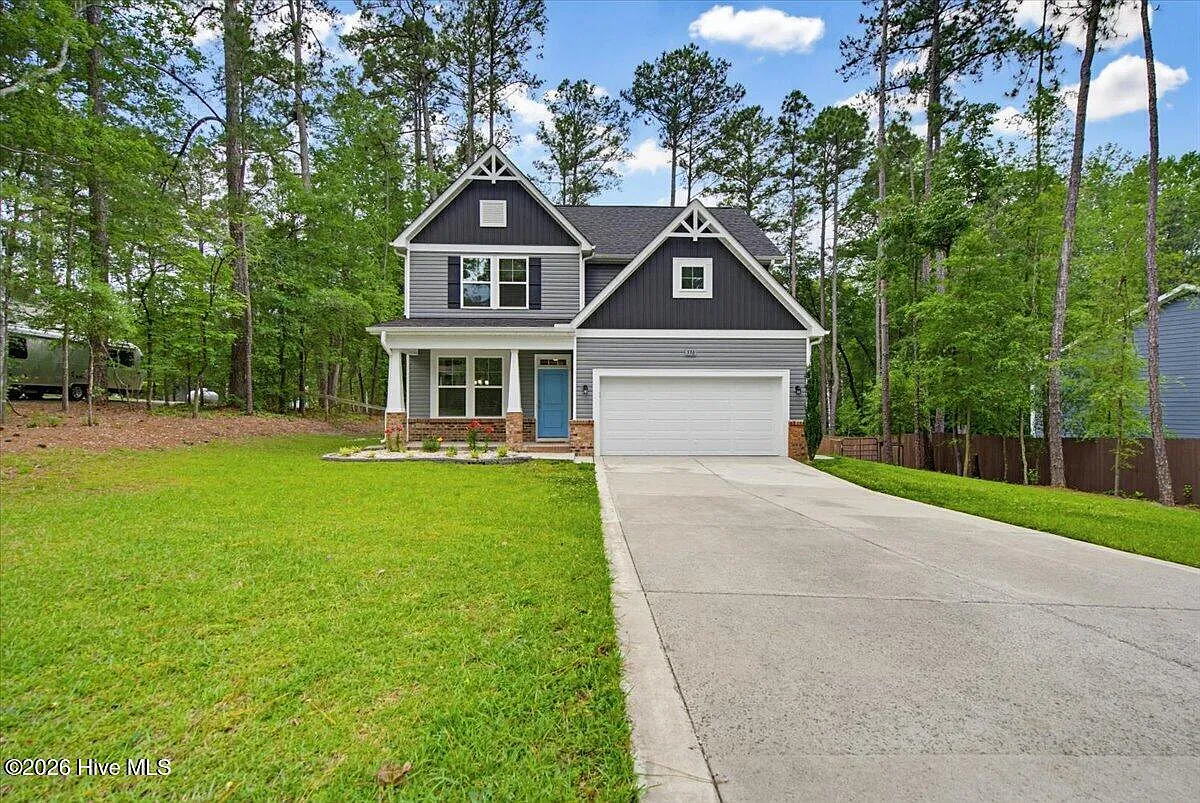 4 bed, 2.5 bath, 2472 sqft, $2,400 — Photo 1