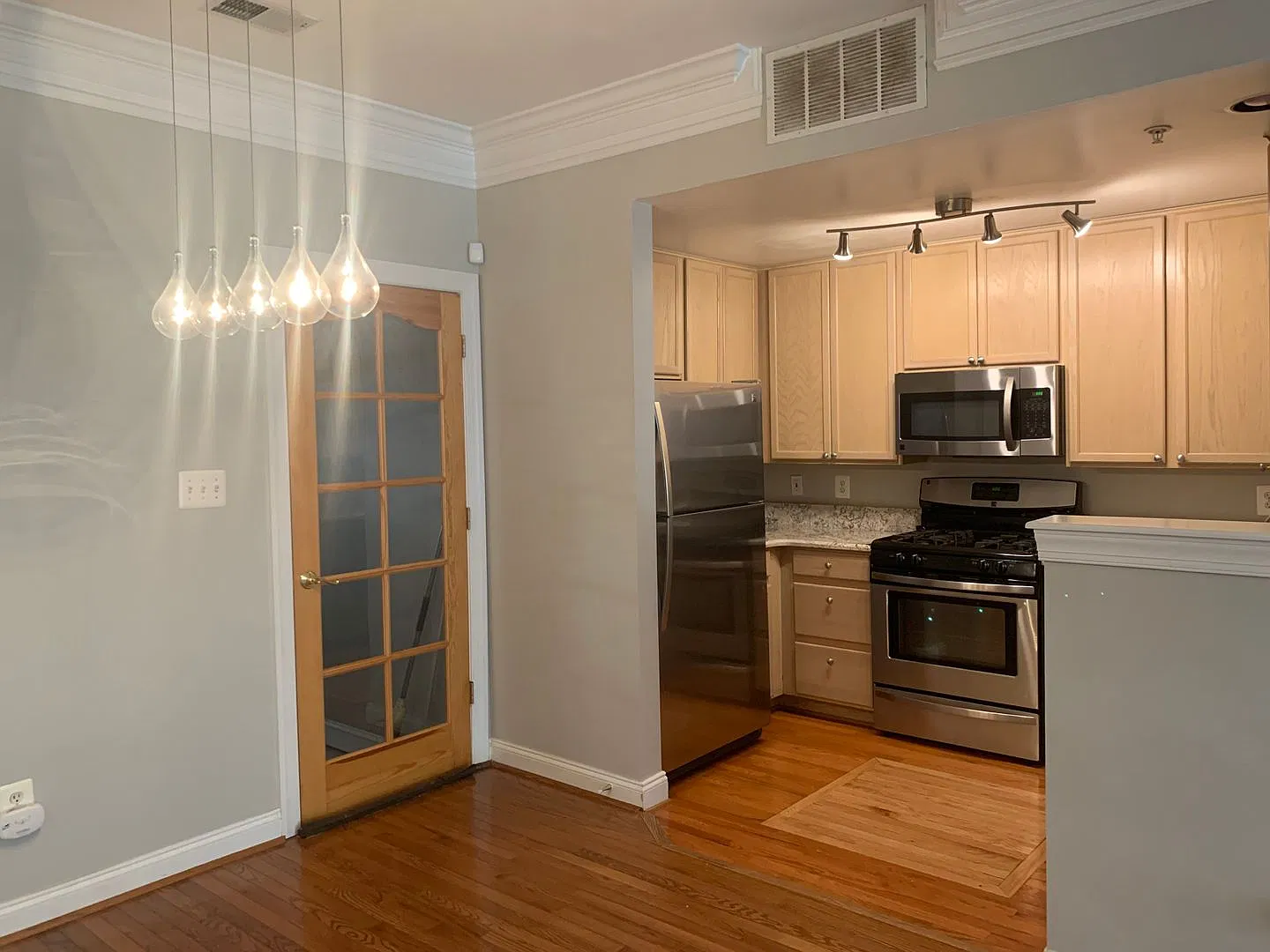 Beautifully Upgraded 2-Level Condo Townhouse in Quince Orchard Park! — Photo 3