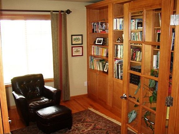 Library w/extensive cabinetry