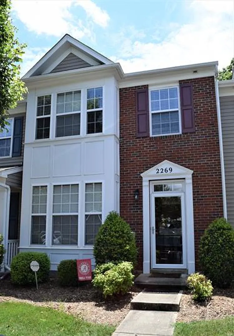 Beautiful Townhome - Great Location — Photo 1