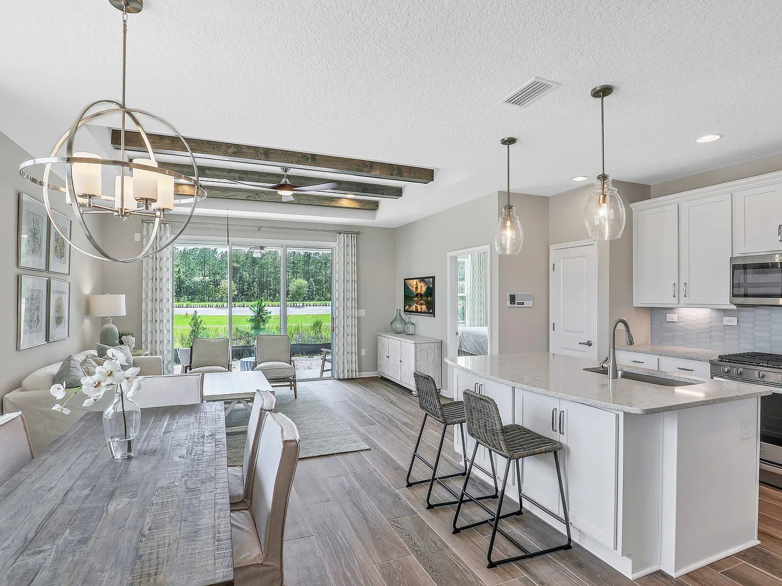 3 bed, 1384 sqft, $2,199 — Photo 2