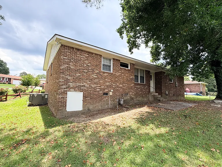 21 Golden Ct — Photo 2