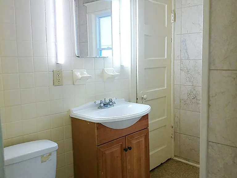 2406 E Genesee St — Photo 18