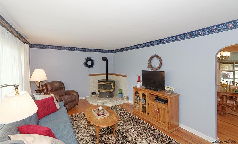 5th image of 447 WALLACE Road