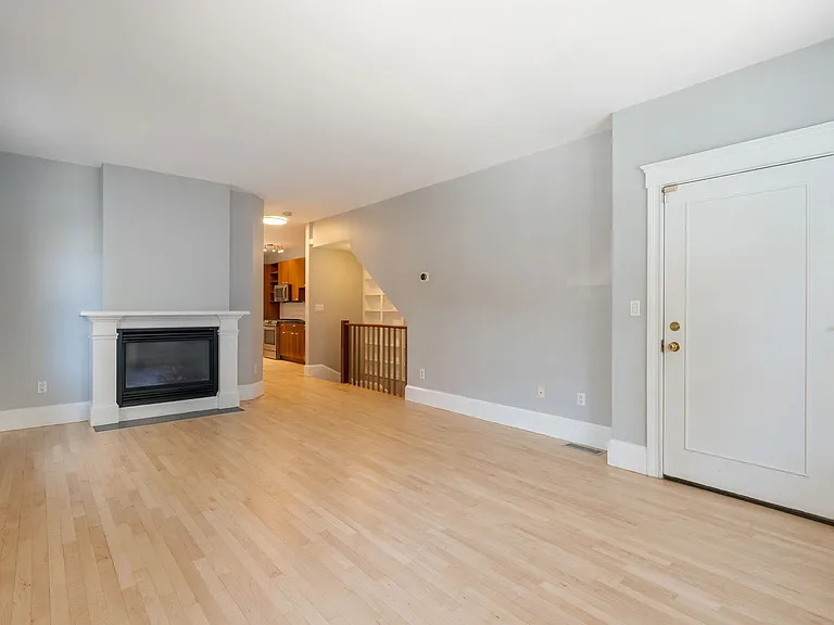 618-620 E 3rd St #1 — Photo 5