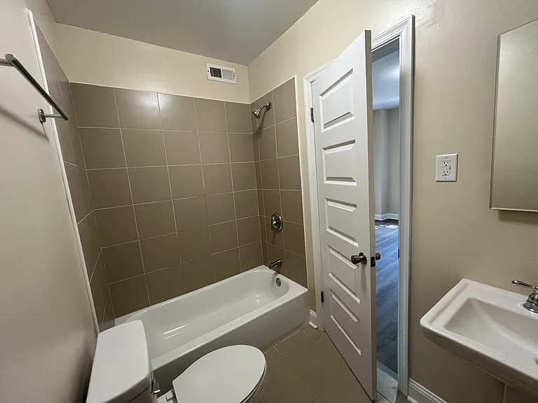 West Franklin Apts — Photo 32
