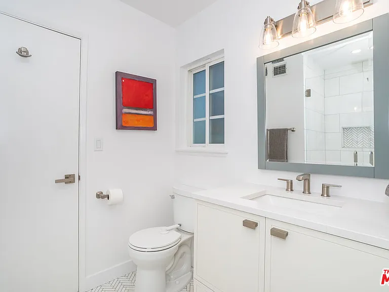 23826 Burbank Blvd — Photo 17