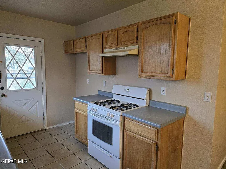 12105 Castle View Way — Photo 6