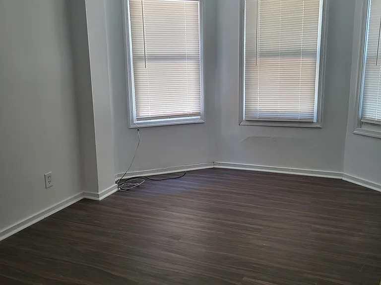 1115 W 6th St — Photo 14