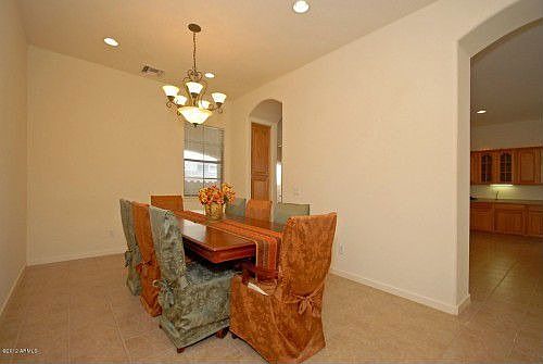 5th image of 828 W Elm Ct