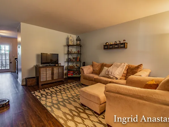 2465 Abbington Dr SE, Grand Rapids, MI 49506
