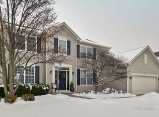215 Meadowlark Cir, Lindenhurst, IL 60046