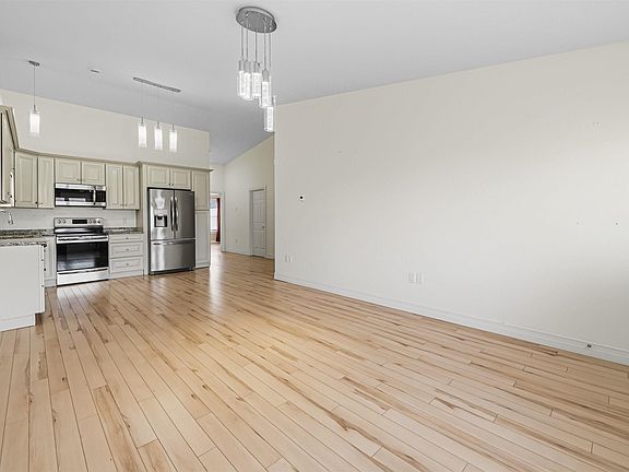 5th image of 15 Covington Pl