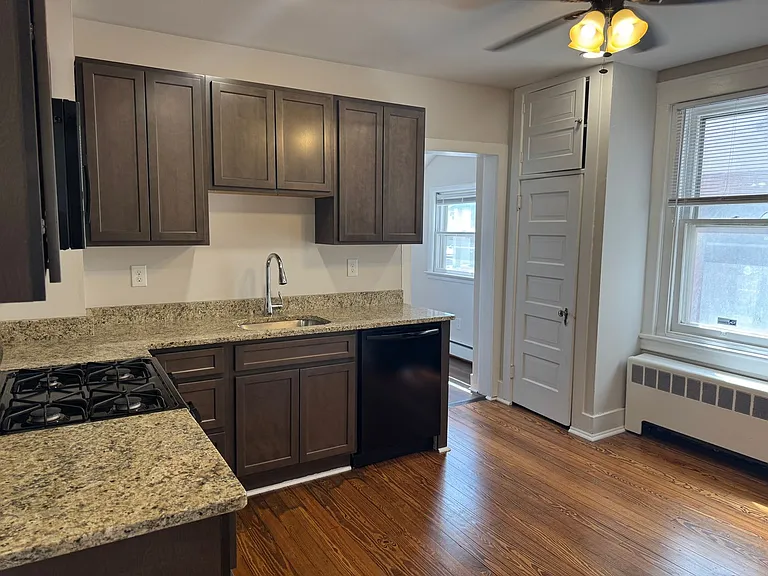 1320-1322 Chelsea Ave — Photo 10