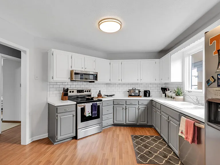 1060 Pebble Dr — Photo 3