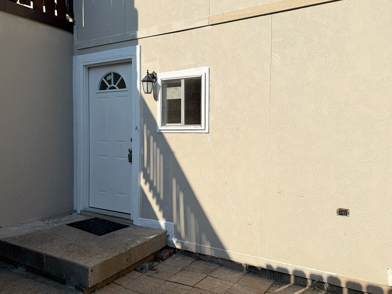 2 bed, 1.5 bath, 966 sqft, $1,250 — Photo 2
