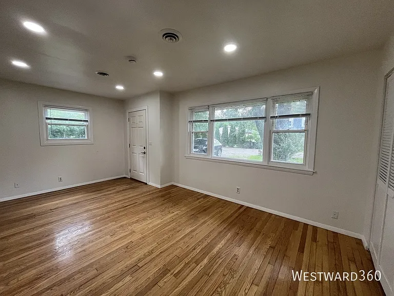 1104 Isabel Dr — Photo 2