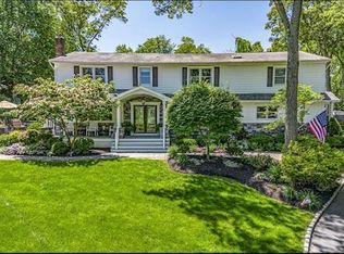 10 Woods Edge Ct, Hauppauge, NY 11788