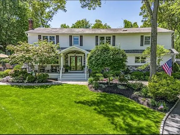 10 Woods Edge Court, Hauppauge, NY 11788